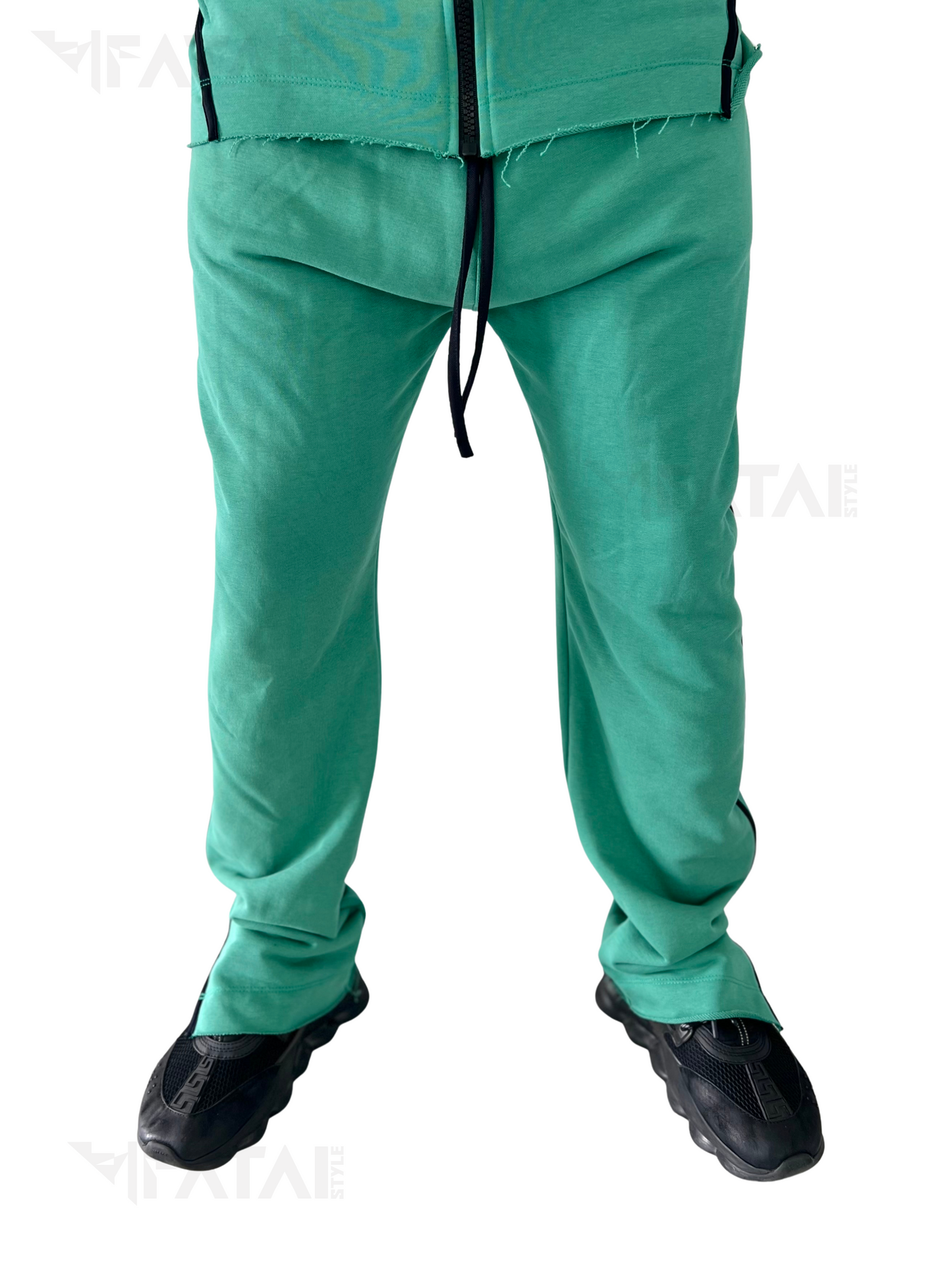 Pantaloni verzi cu aplicatii negre