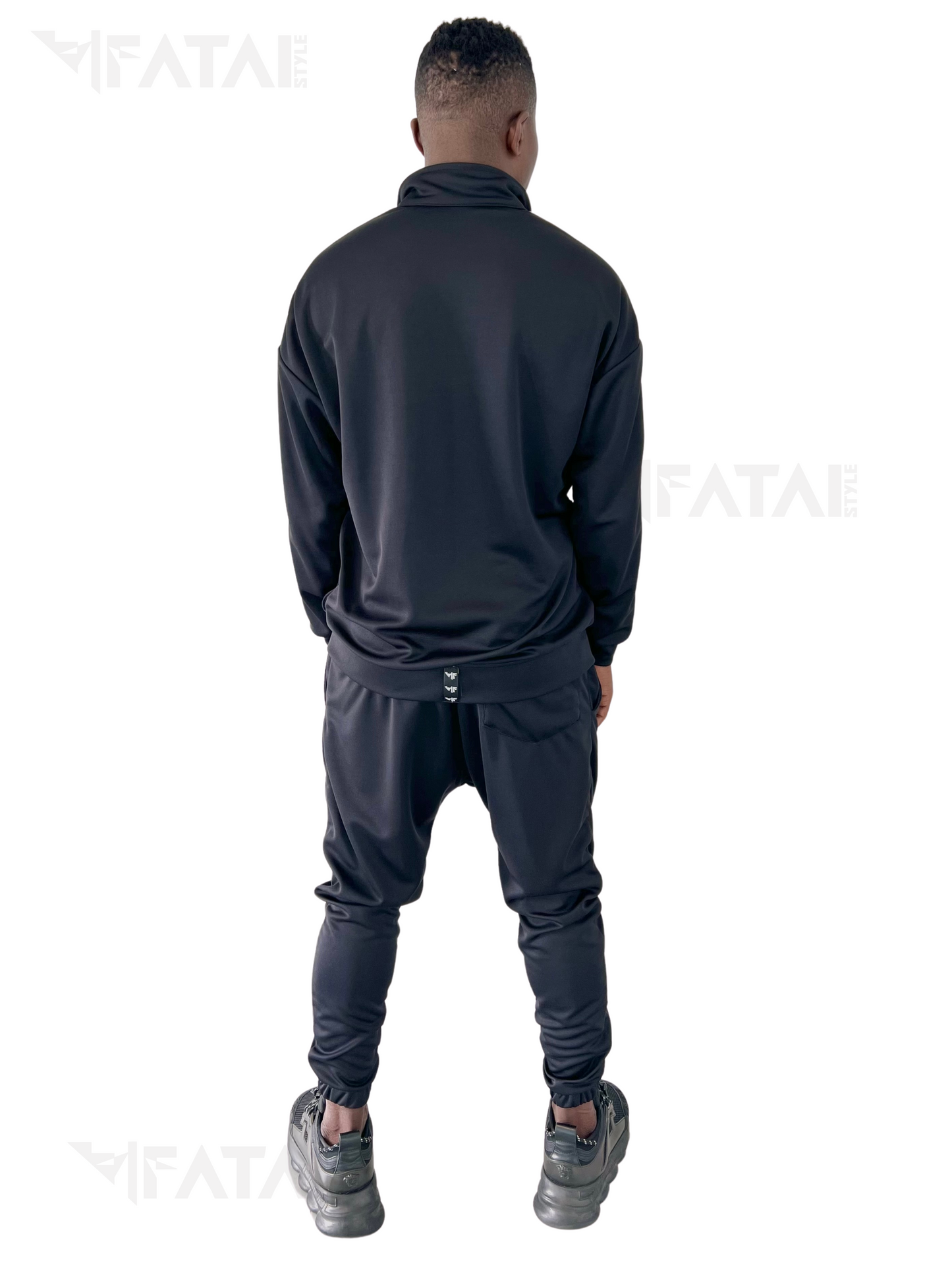 Compleu negru cu benzi albe aplicate