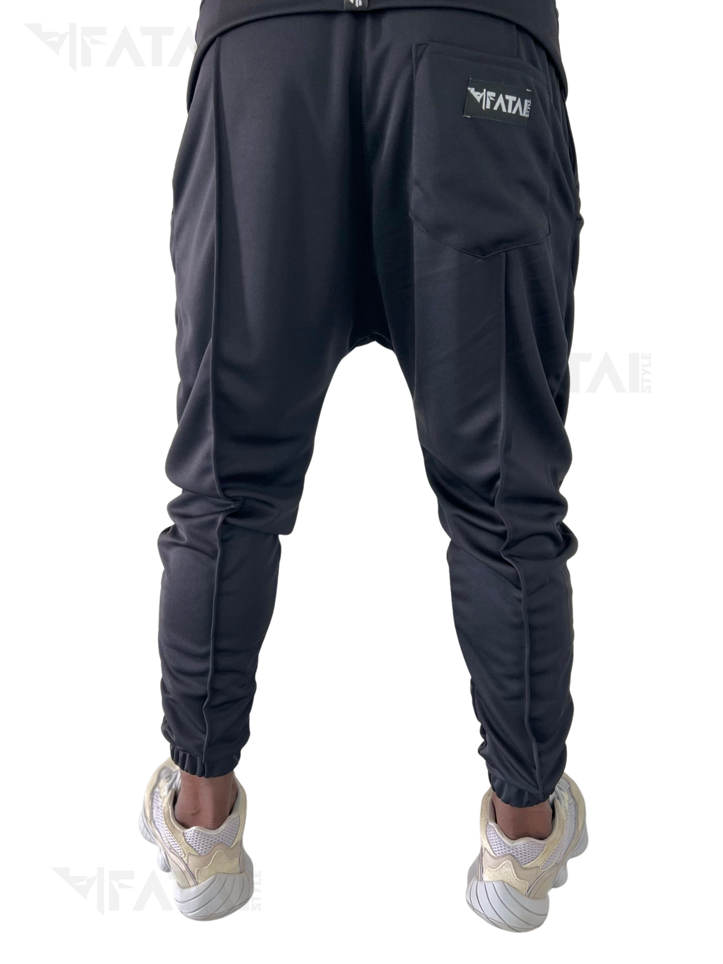 Pantaloni negri cu elastec si dunga ca design