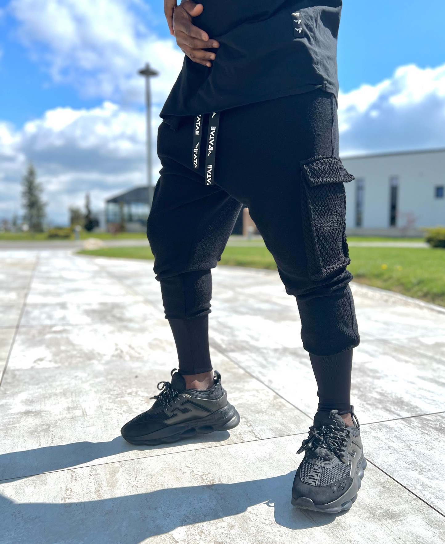 Pantaloni negri cu buzunare cu plasa