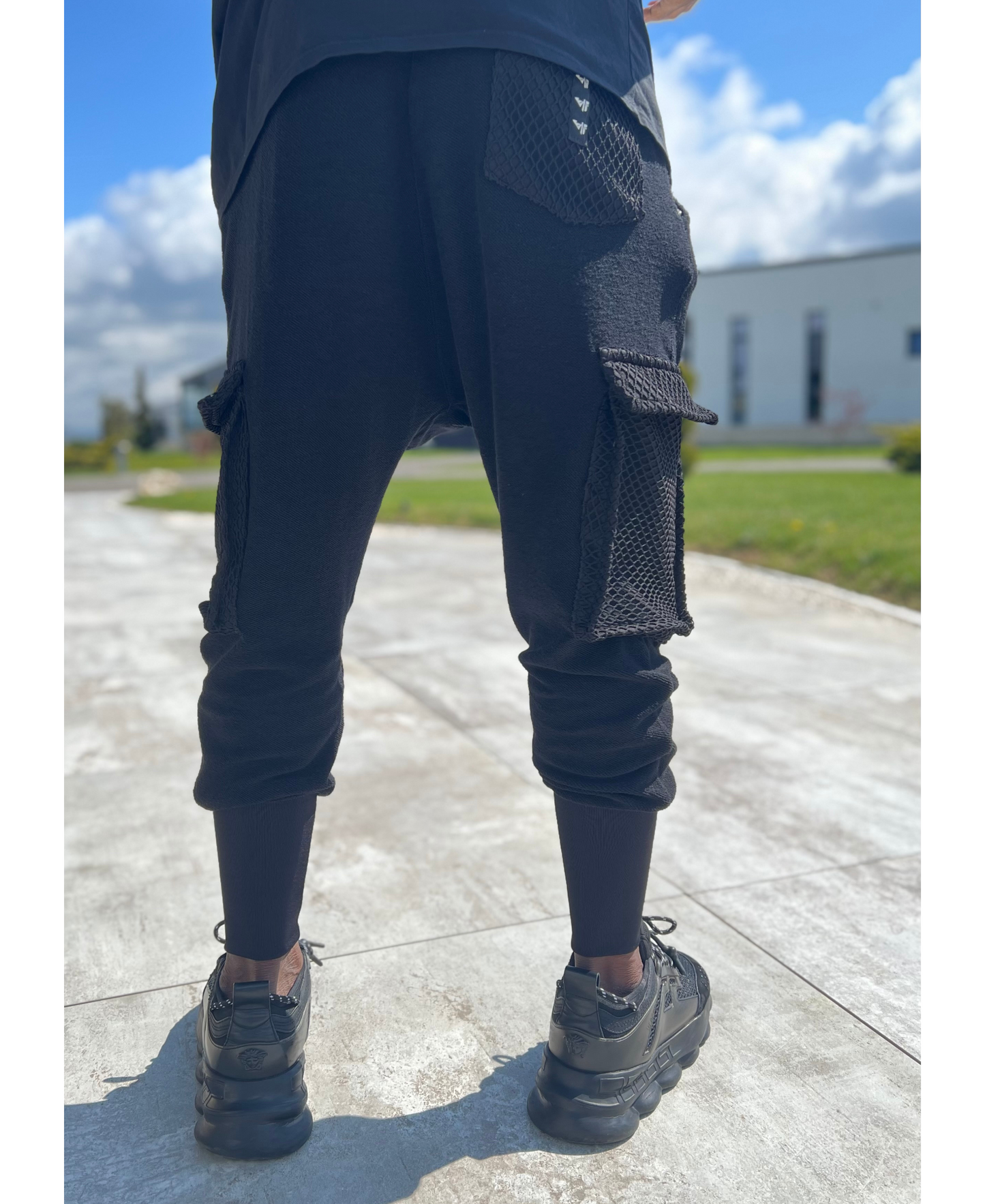 Pantaloni negri cu buzunare cu plasa