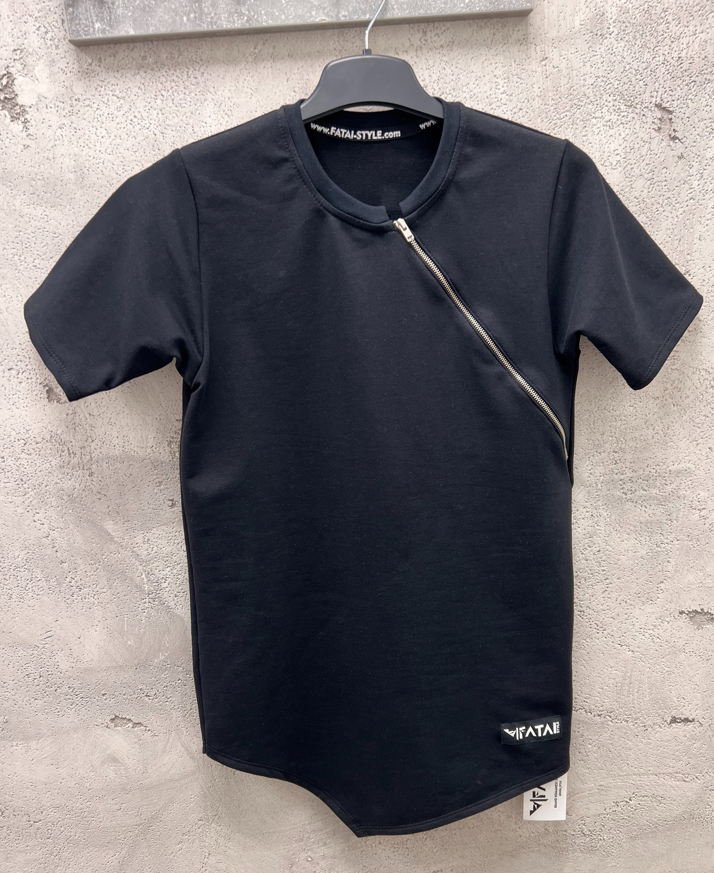 Tricou negru cu fermoar la gat