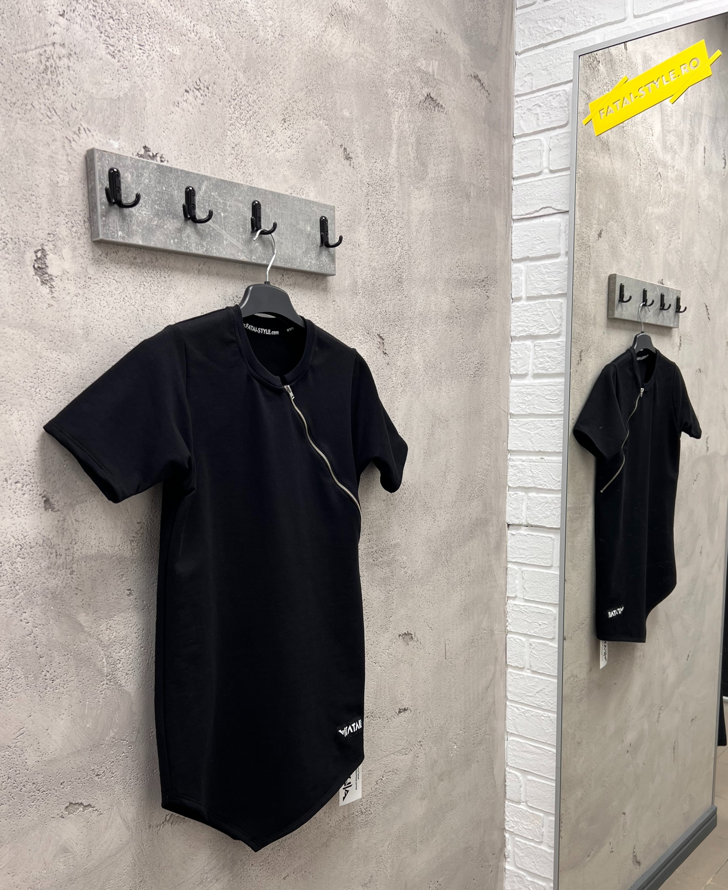 Tricou negru cu fermoar la gat