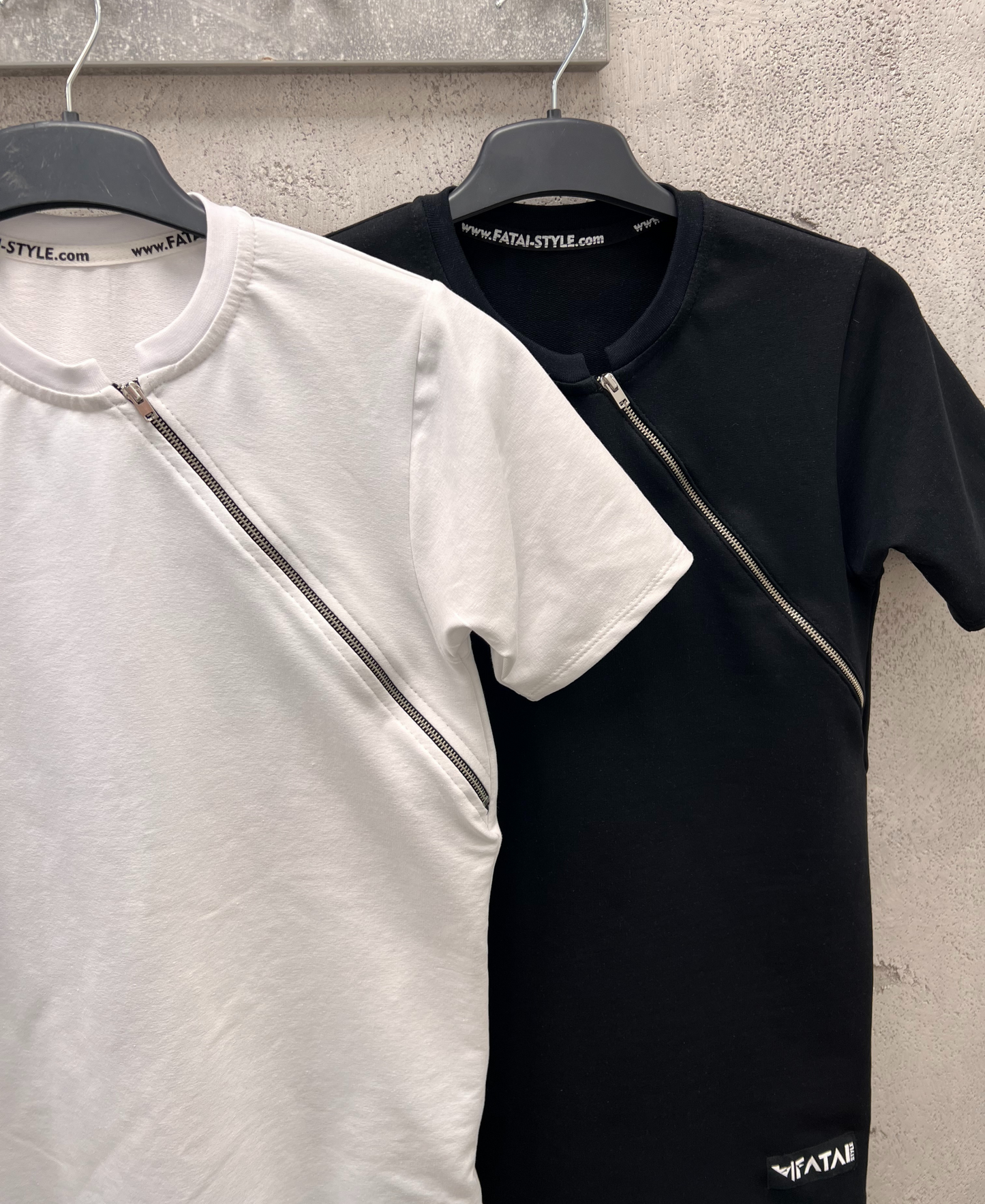 Tricou alb cu fermoar la gat