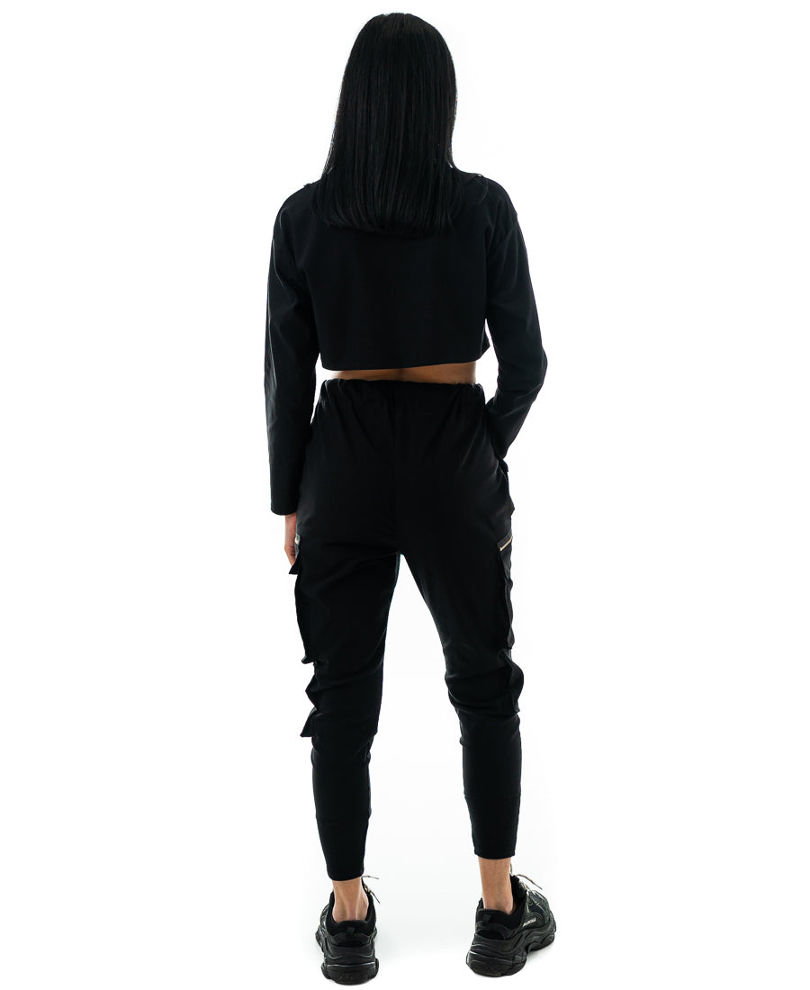 Compleu casual negru cu bluza scurta si pantalon cu buzunare laterale
