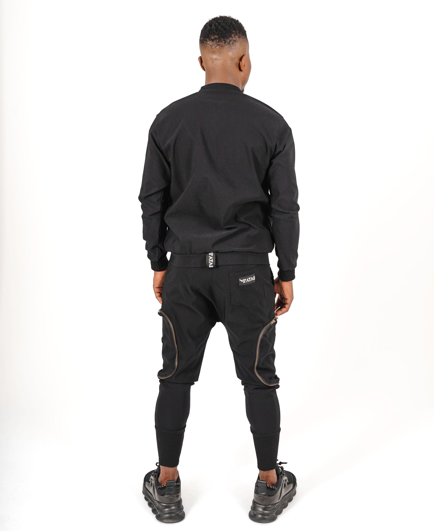Compleu negru cu buzunare si fermoare de alama (buzunar detasabil la pantalon)