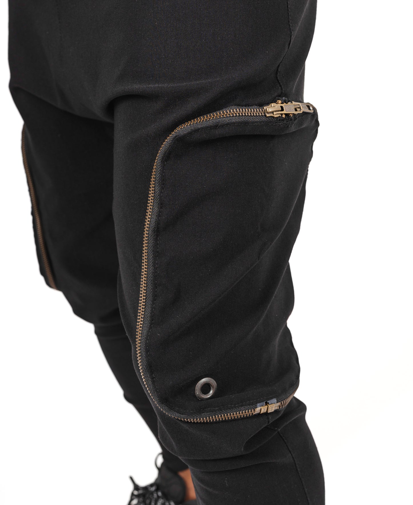 Compleu negru cu buzunare si fermoare de alama (buzunar detasabil la pantalon)