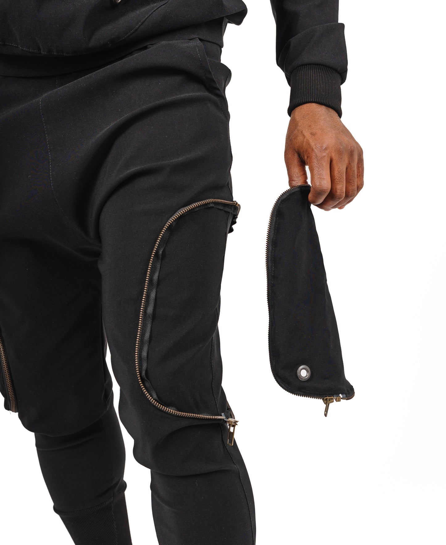 Compleu negru cu buzunare si fermoare de alama (buzunar detasabil la pantalon)