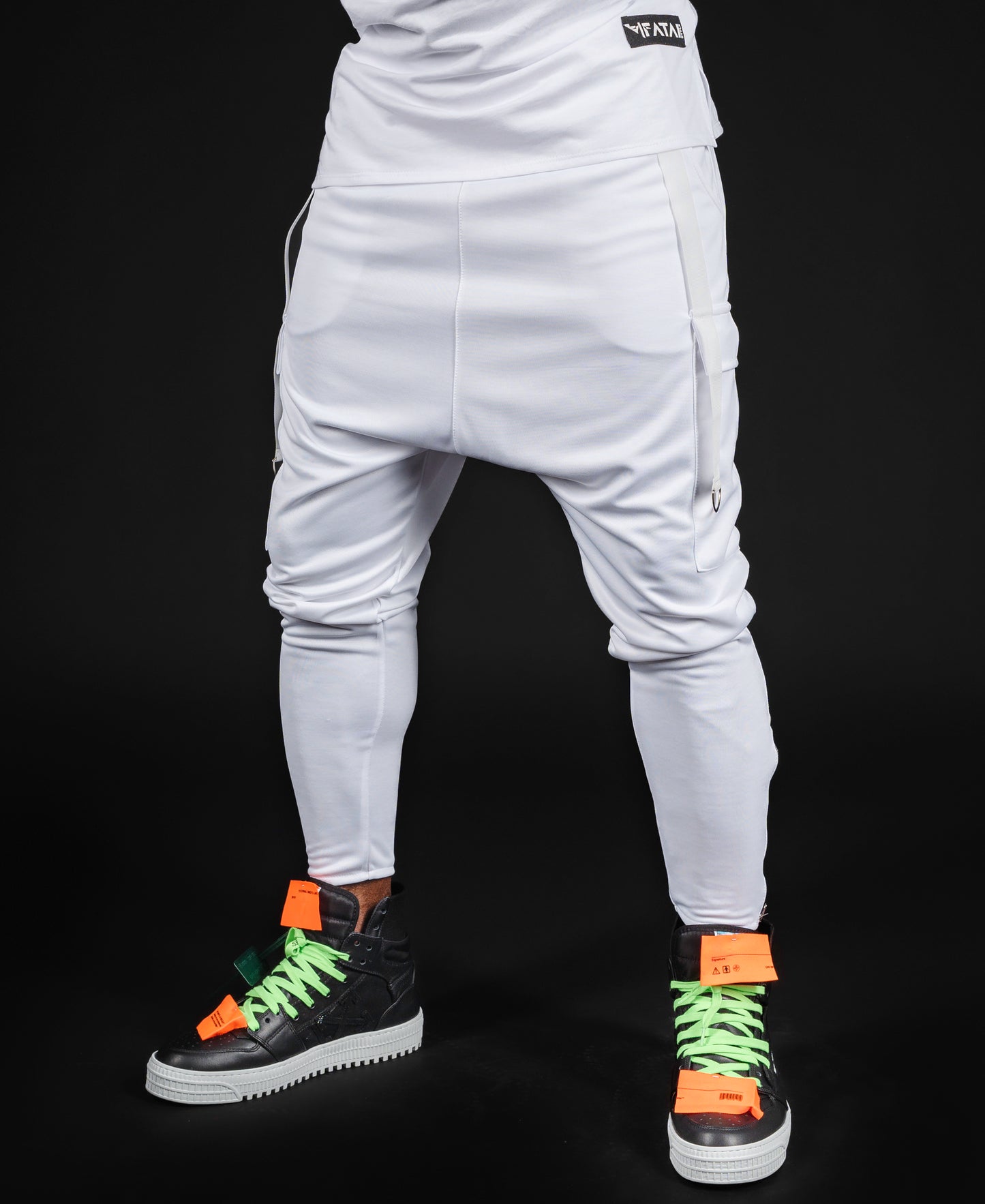 Pantaloni albi cu accesorii albe
