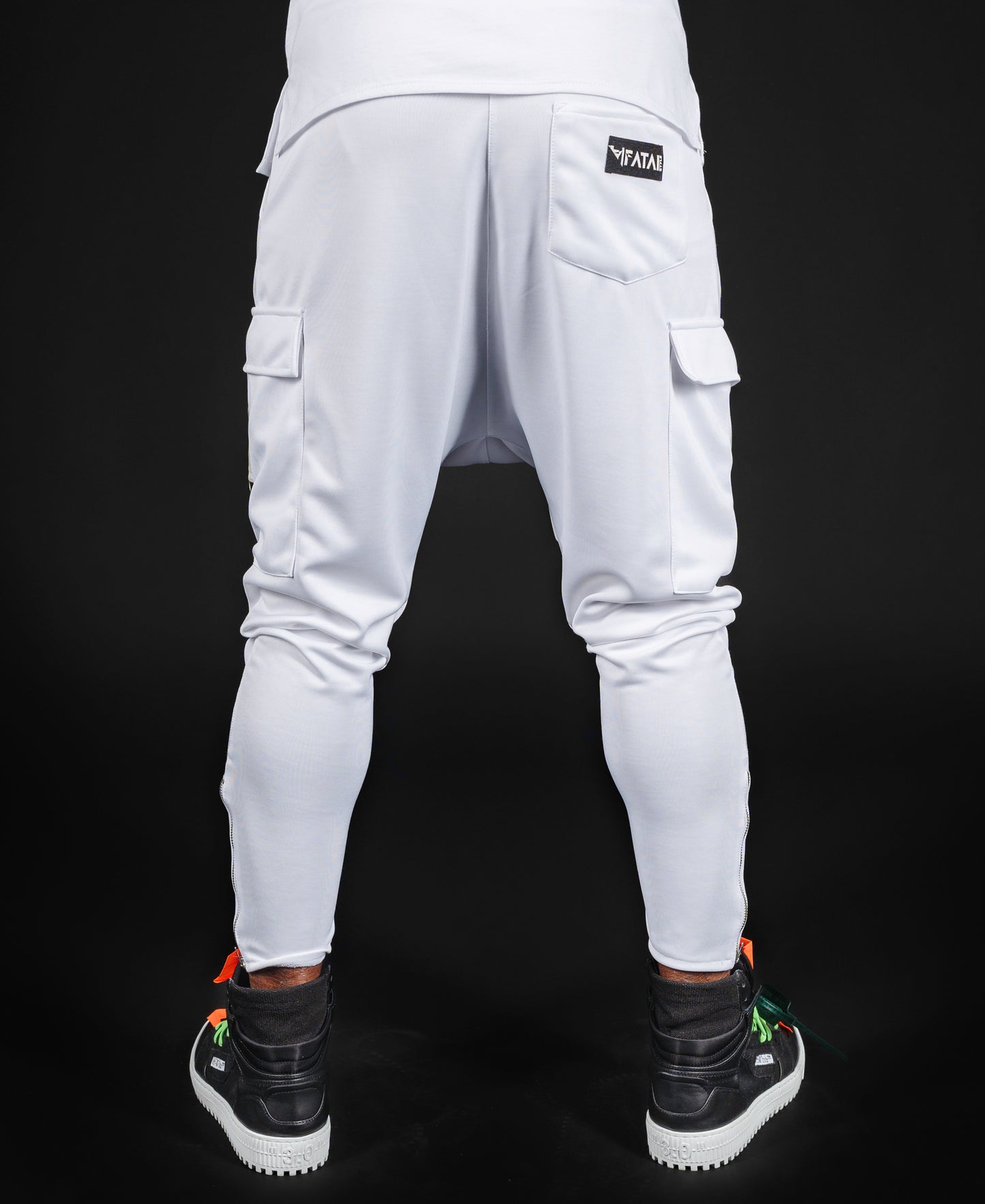 Pantaloni albi cu accesorii albe