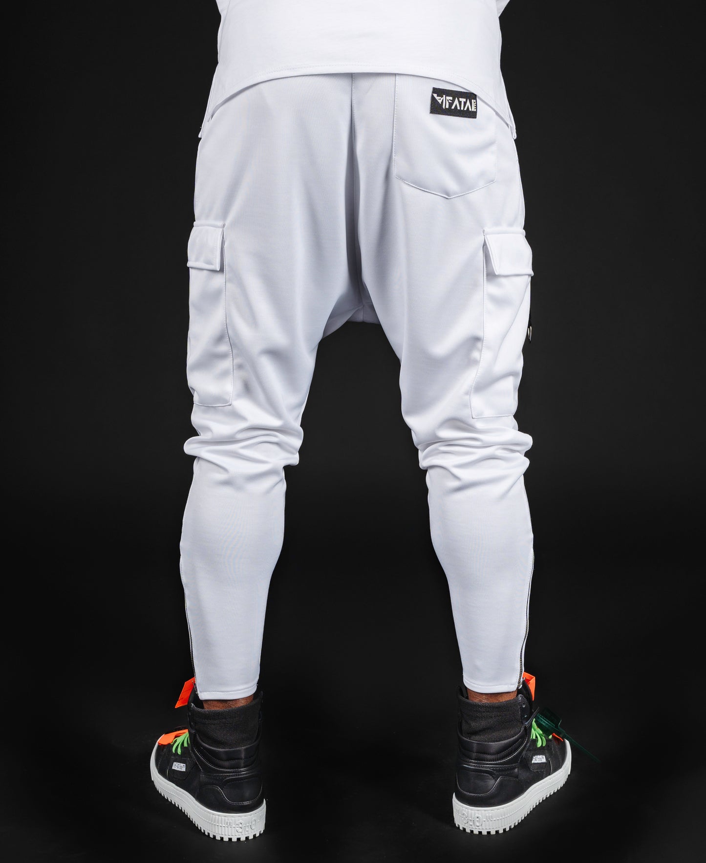 Pantaloni albi cu accesorii negre
