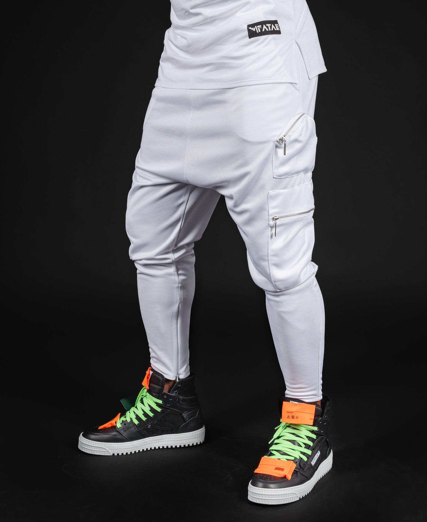 Pantaloni albi cu multiple buzunare cu fermoare