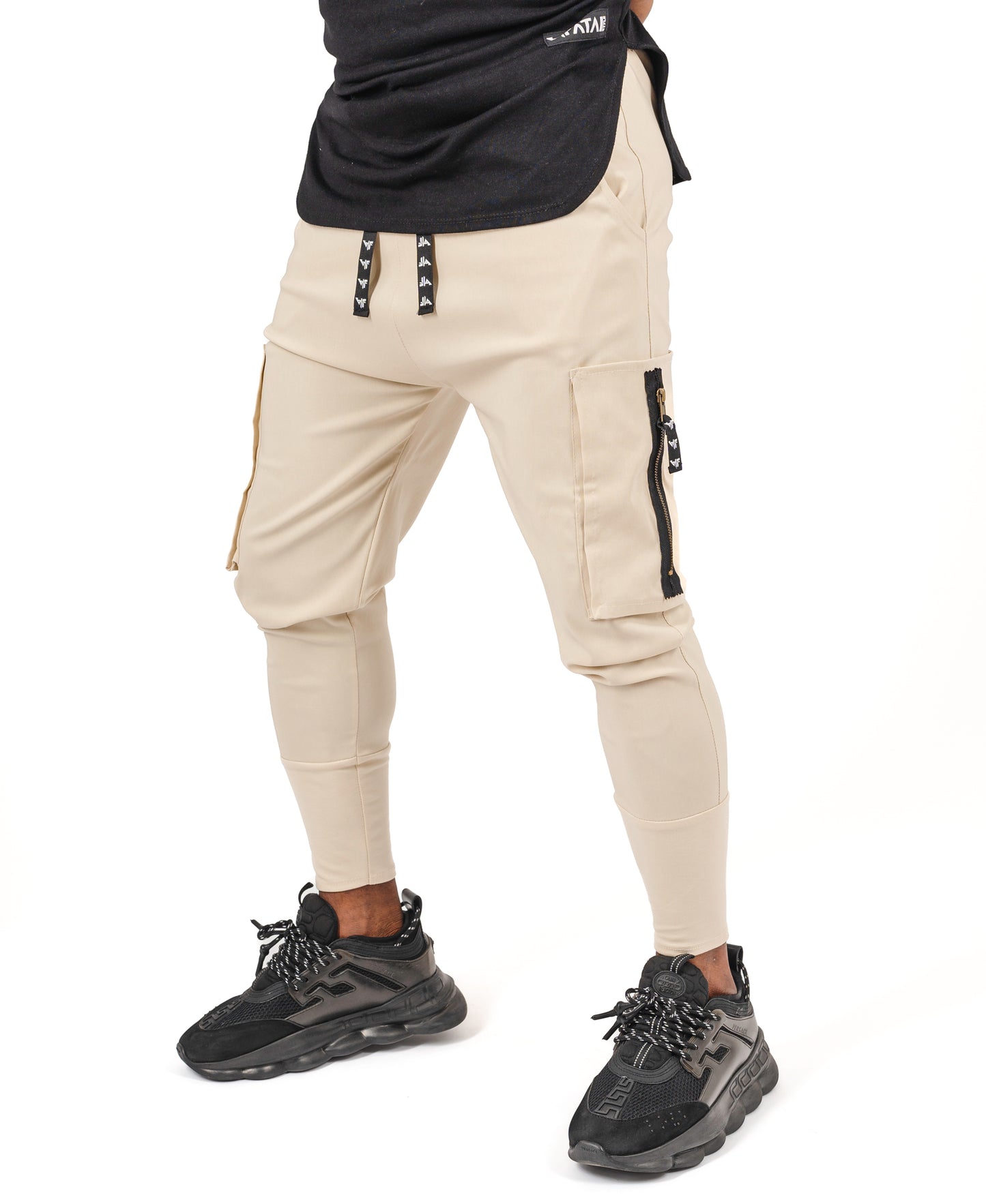 Pantaloni crem cu buzunare laterale si snur cu logo