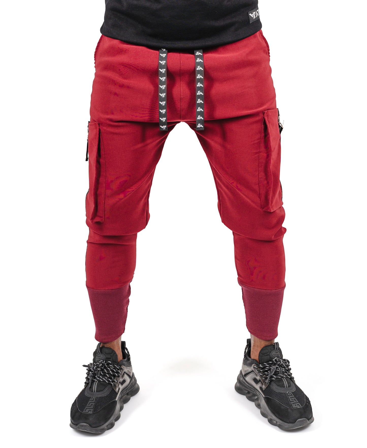 Pantaloni burgundy cu buzunare laterale si snur cu logo