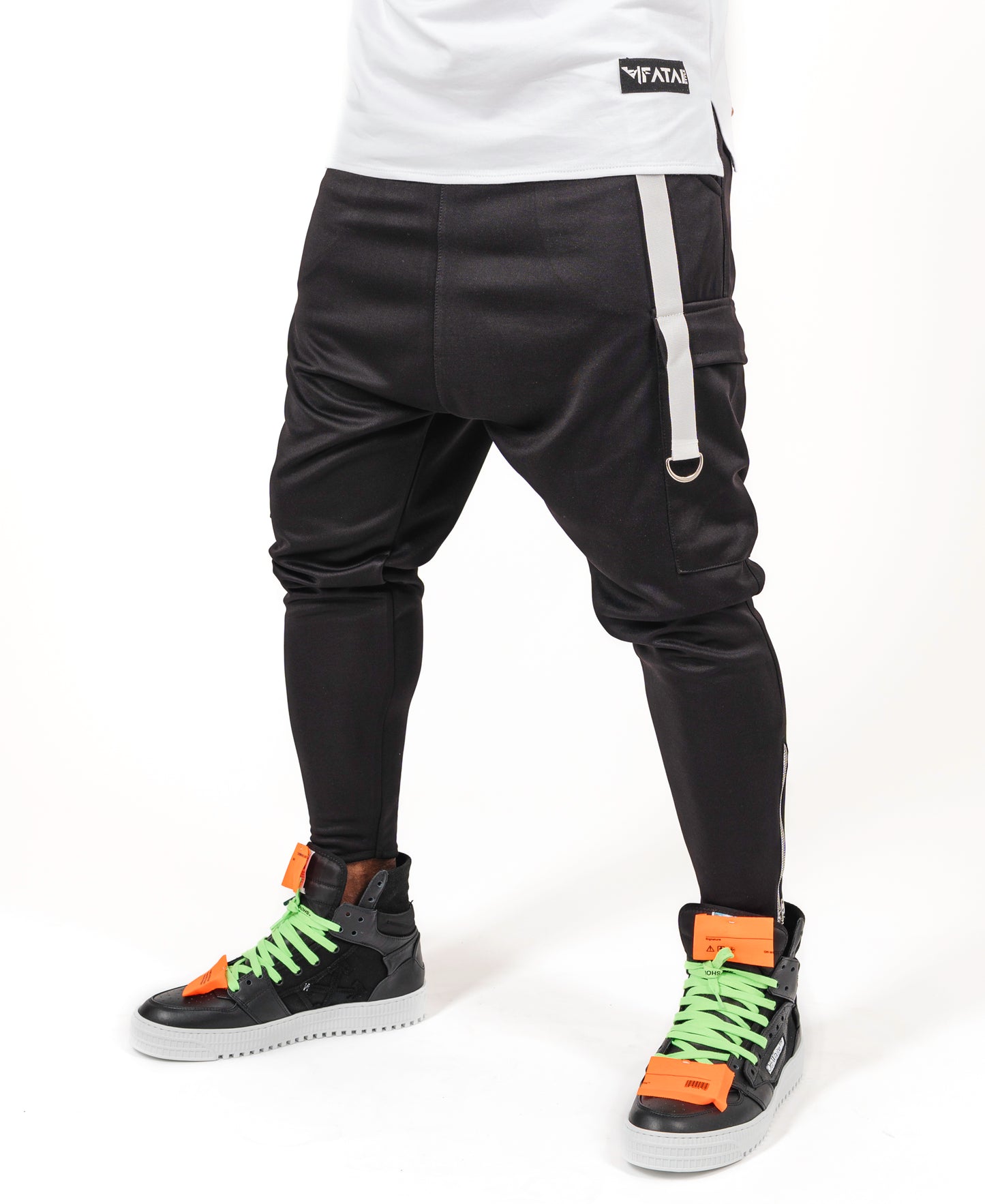 Pantaloni negri cu accesorii albe