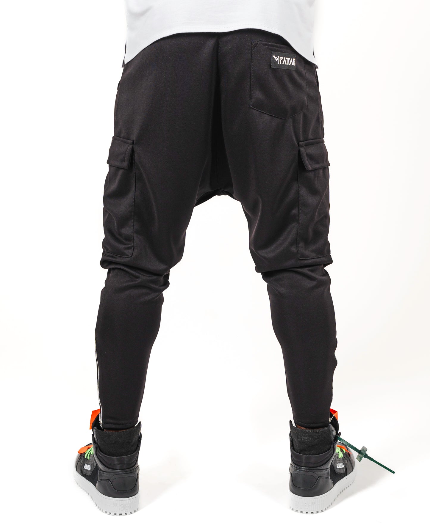 Pantaloni negri cu accesorii albe