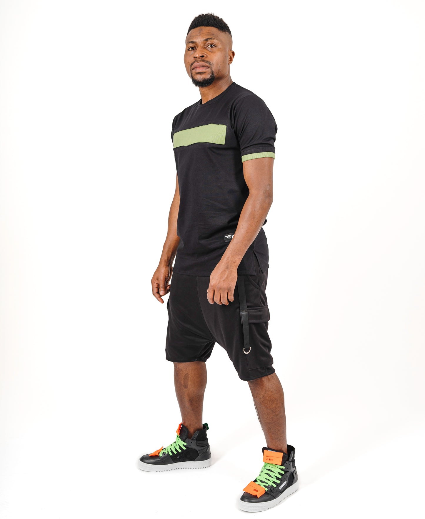 Pantaloni negri cu accesorii negre