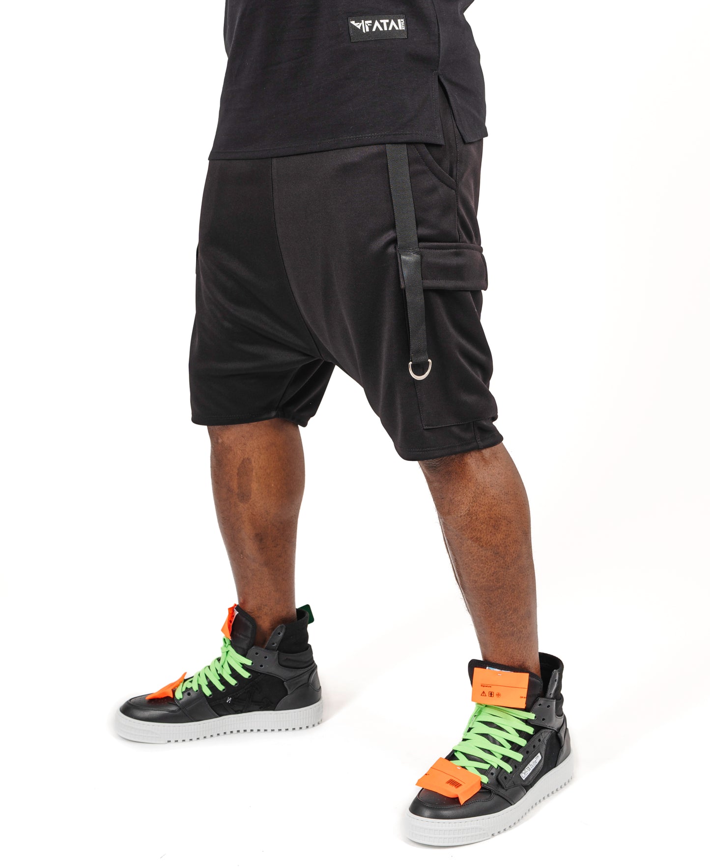 Pantaloni negri cu accesorii negre