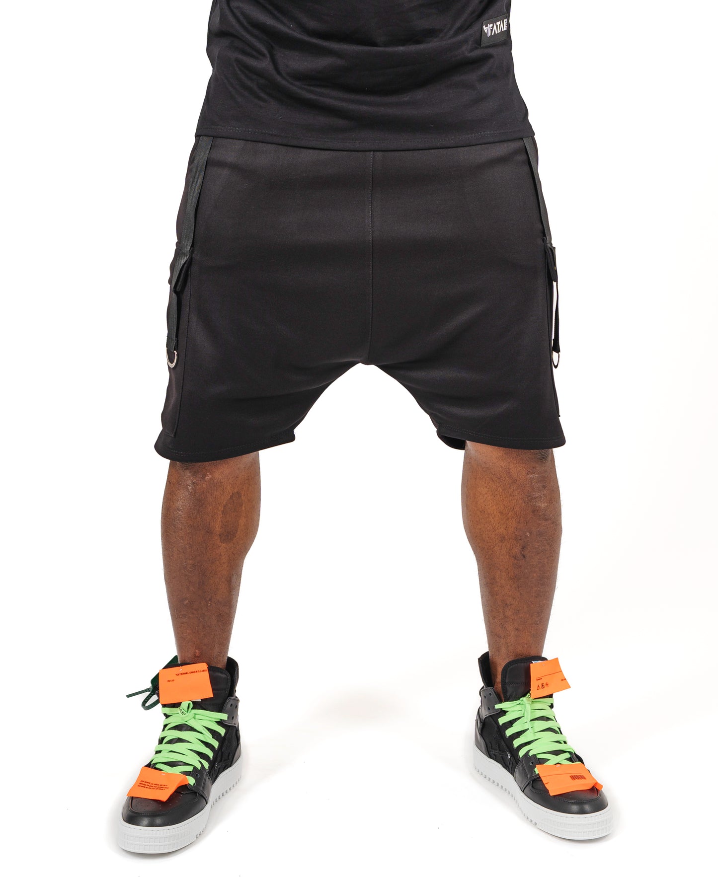 Pantaloni negri cu accesorii negre
