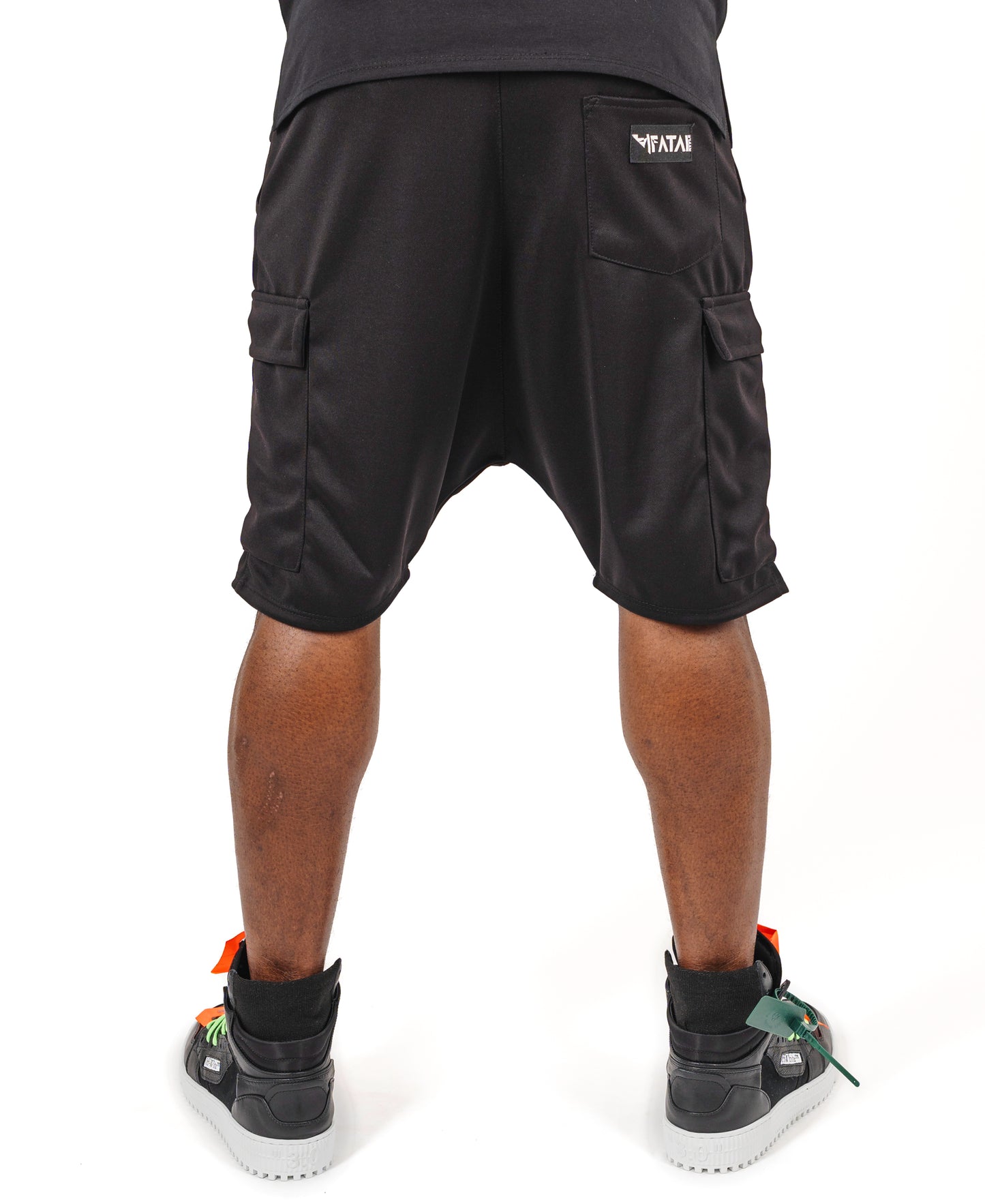 Pantaloni negri cu accesorii negre
