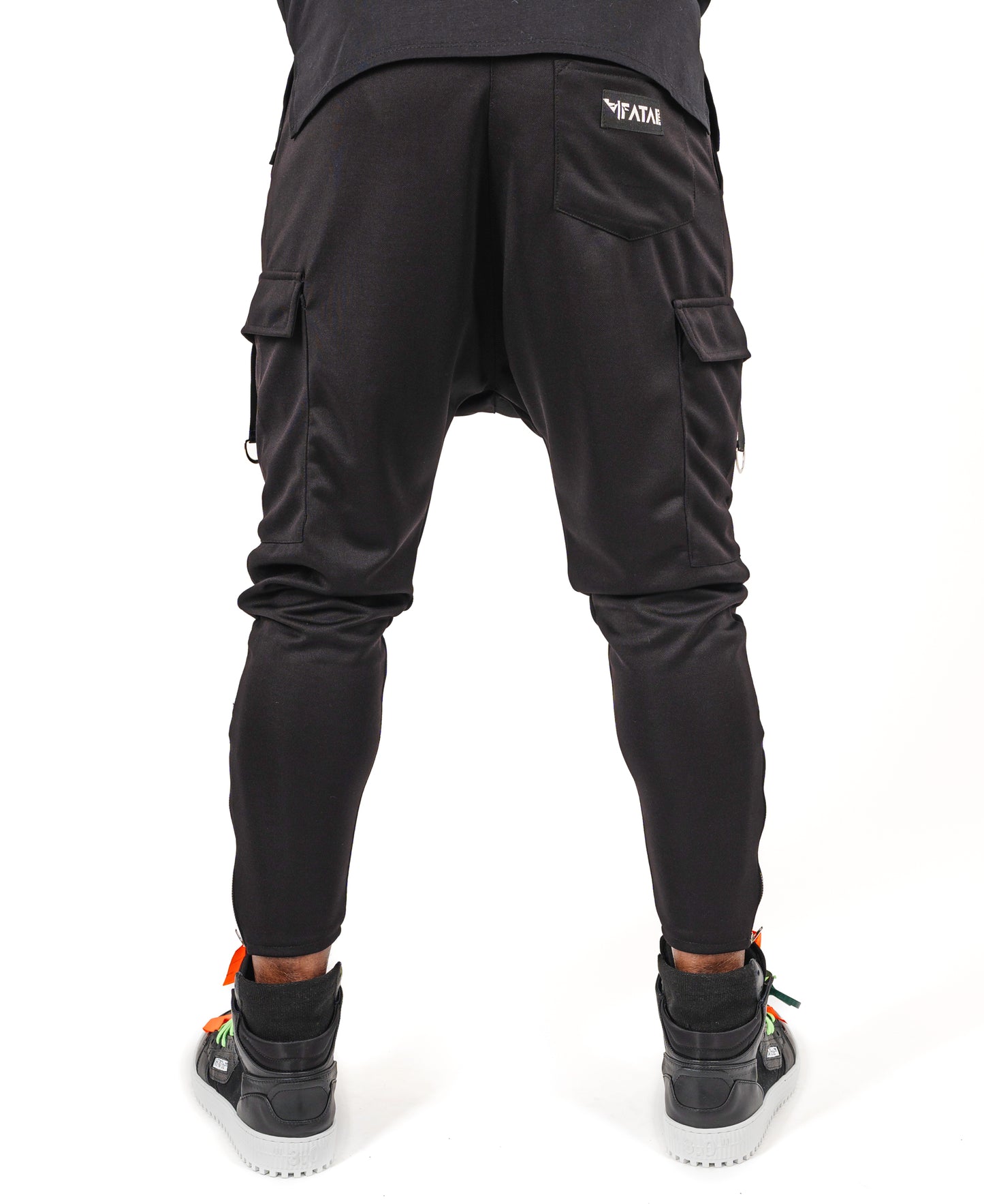 Pantaloni negri cu accesorii negre