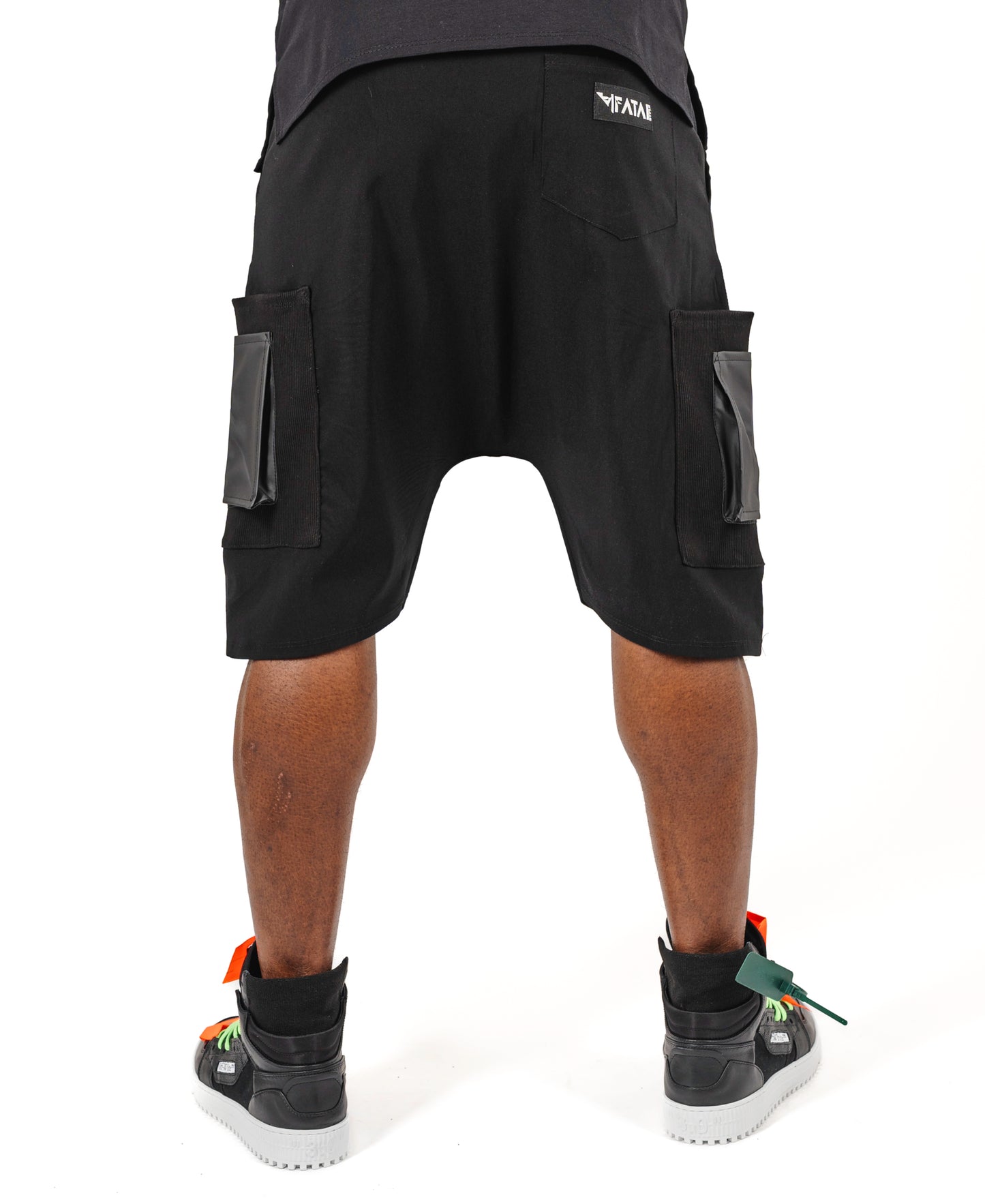 Pantaloni negri cu buzunare laterale cu design