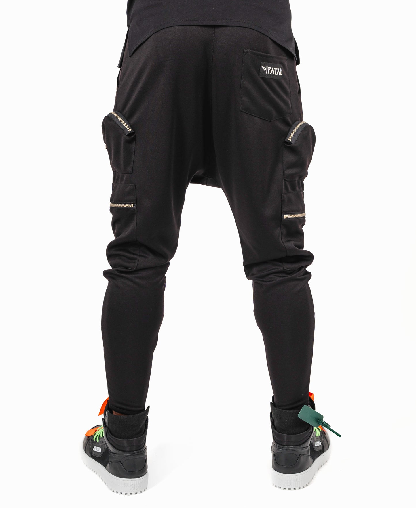Pantaloni negri cu multiple buzunare cu fermoare