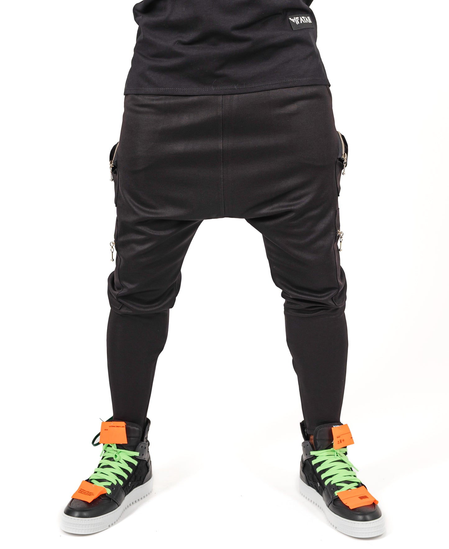 Pantaloni negri cu multiple buzunare cu fermoare