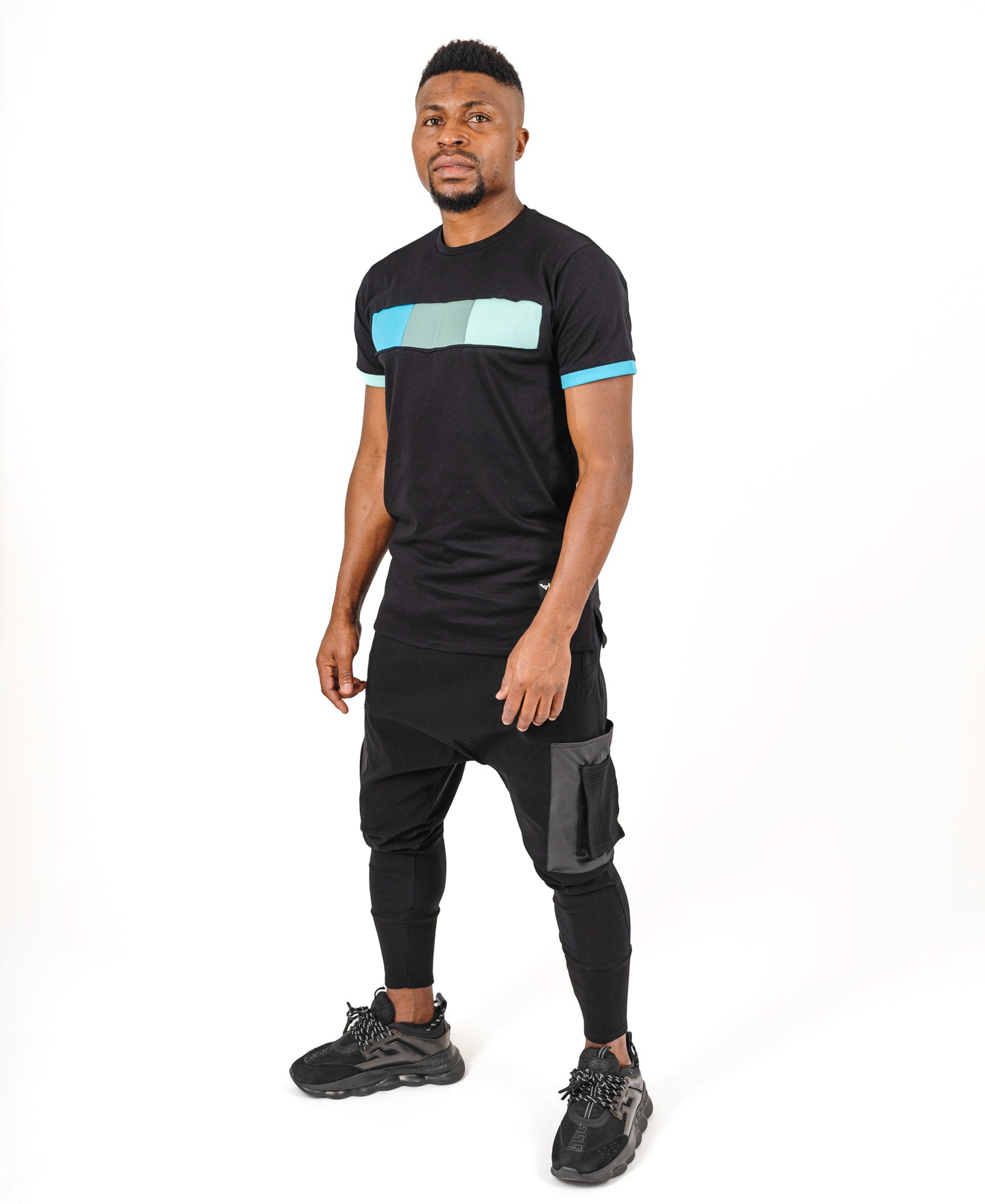 Tricou negru cu design in trei culori