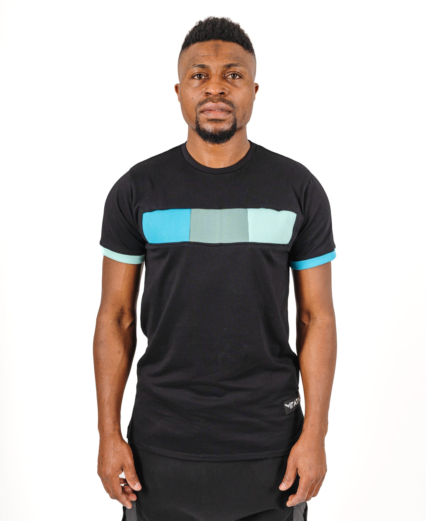 Tricou negru cu design in trei culori