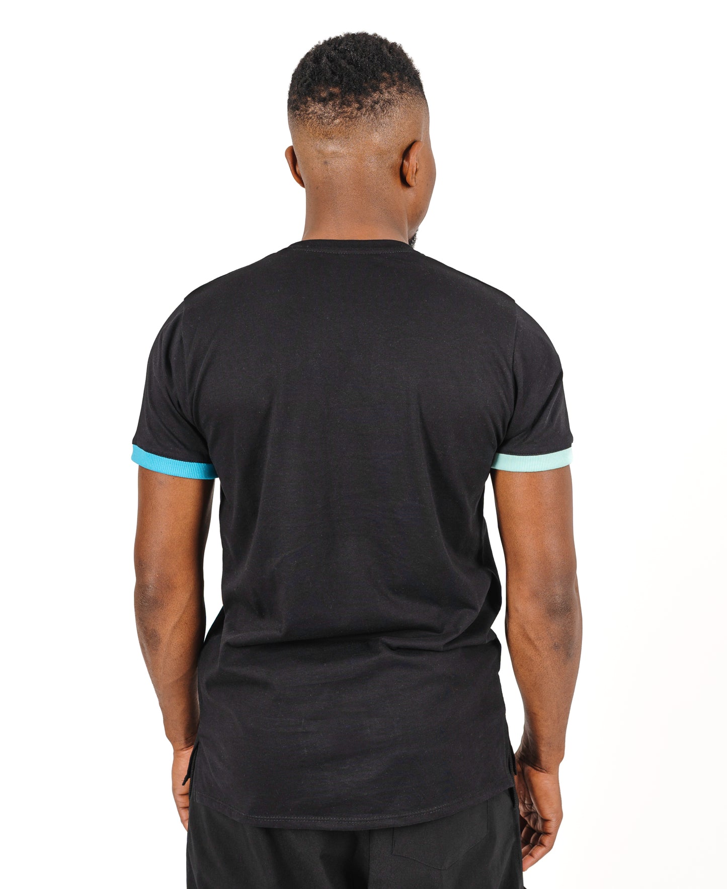 Tricou negru cu design in trei culori