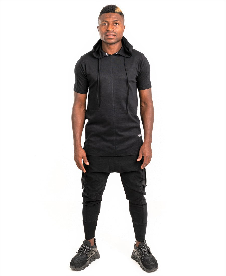Tricou negru cu gluga si detalii la maneci