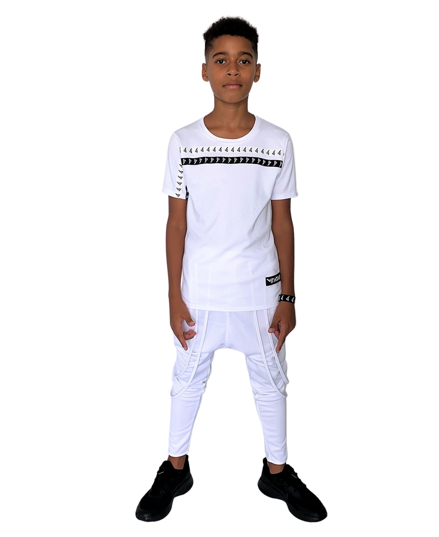 Compleu unisex cu pantaloni albi cu bretele si tricou alb cu detalii