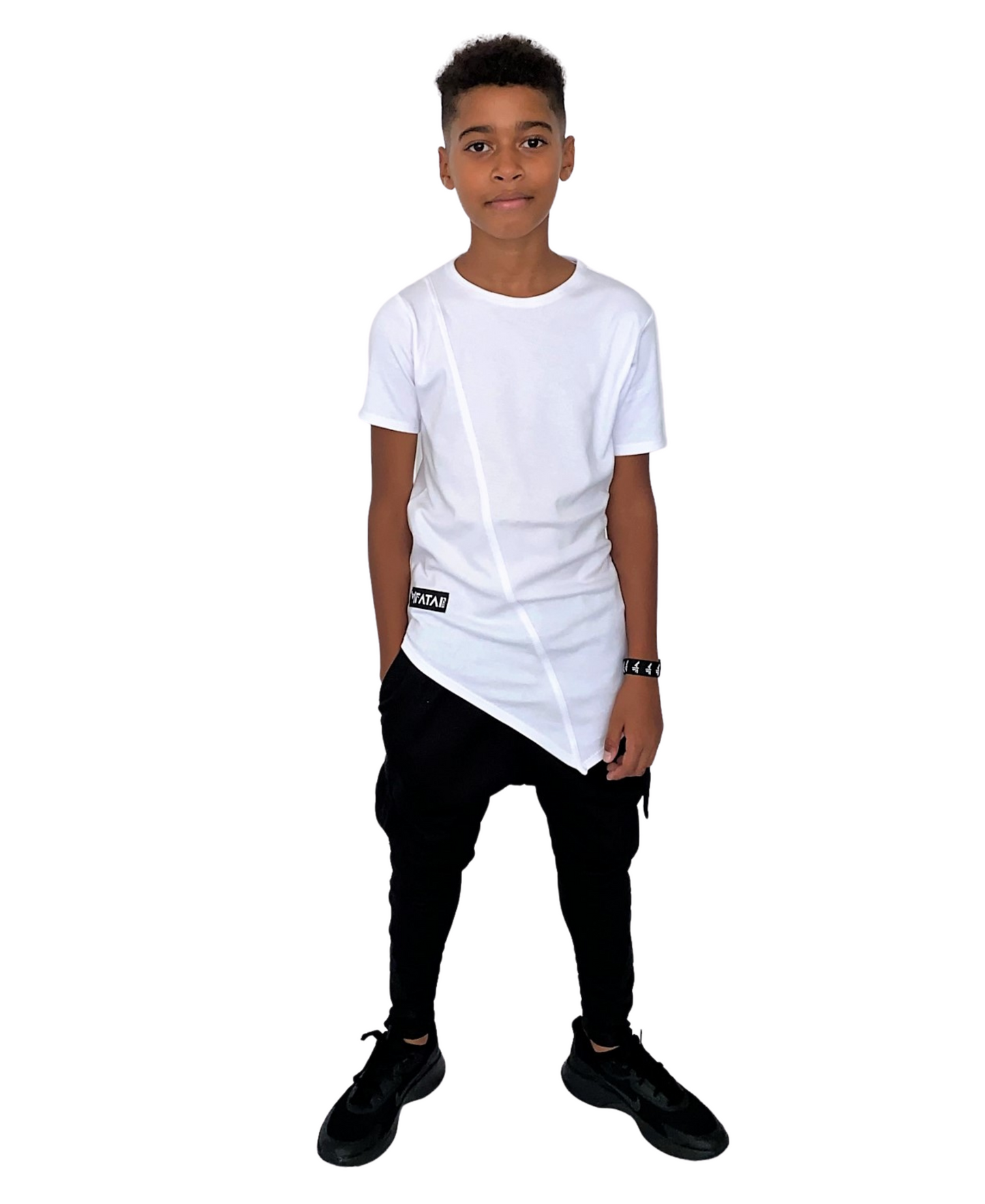 Compleu unisex cu pantaloni negri si tricou alb
