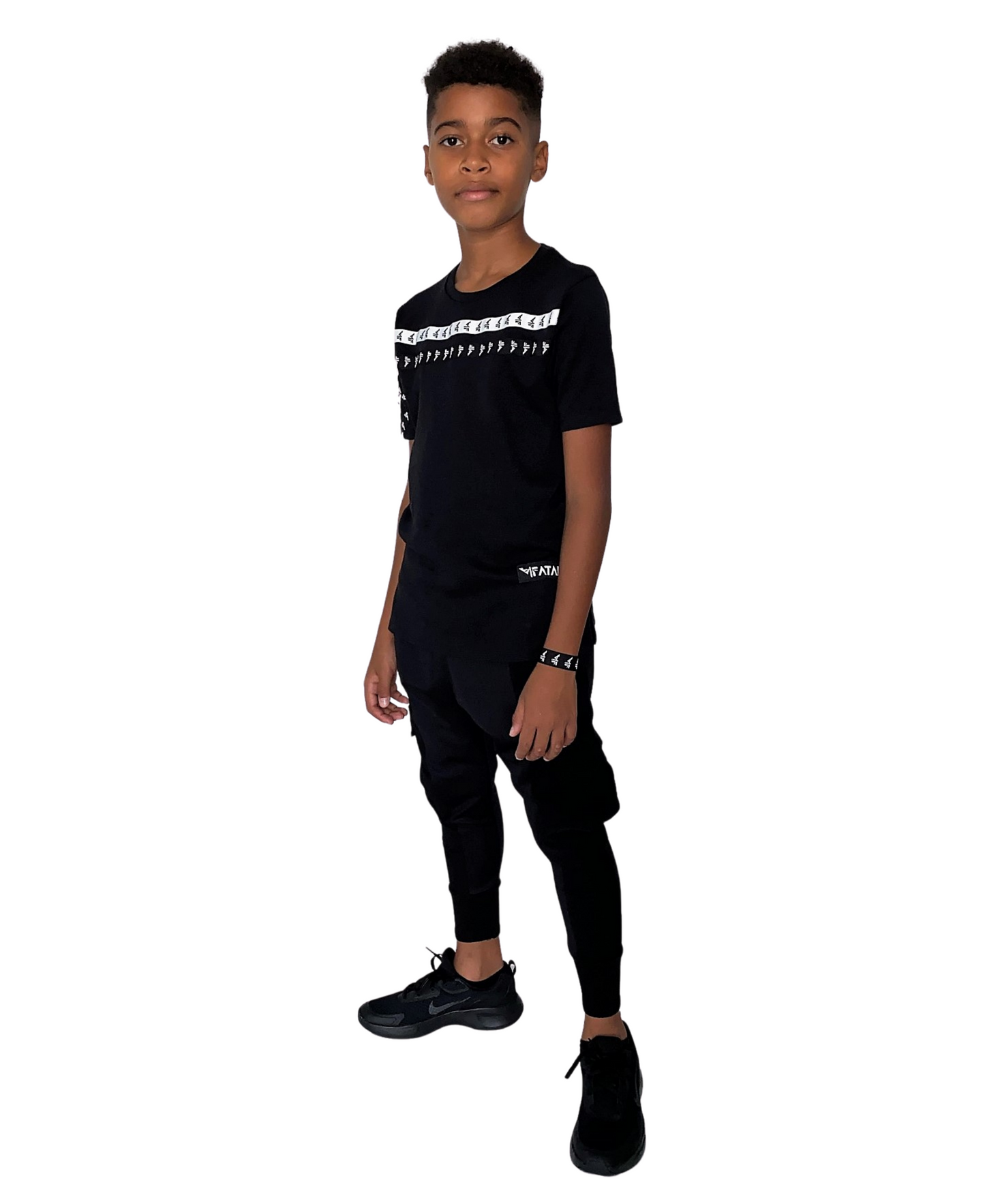 Compleu unisex cu pantaloni negri si tricou negru cu detalii