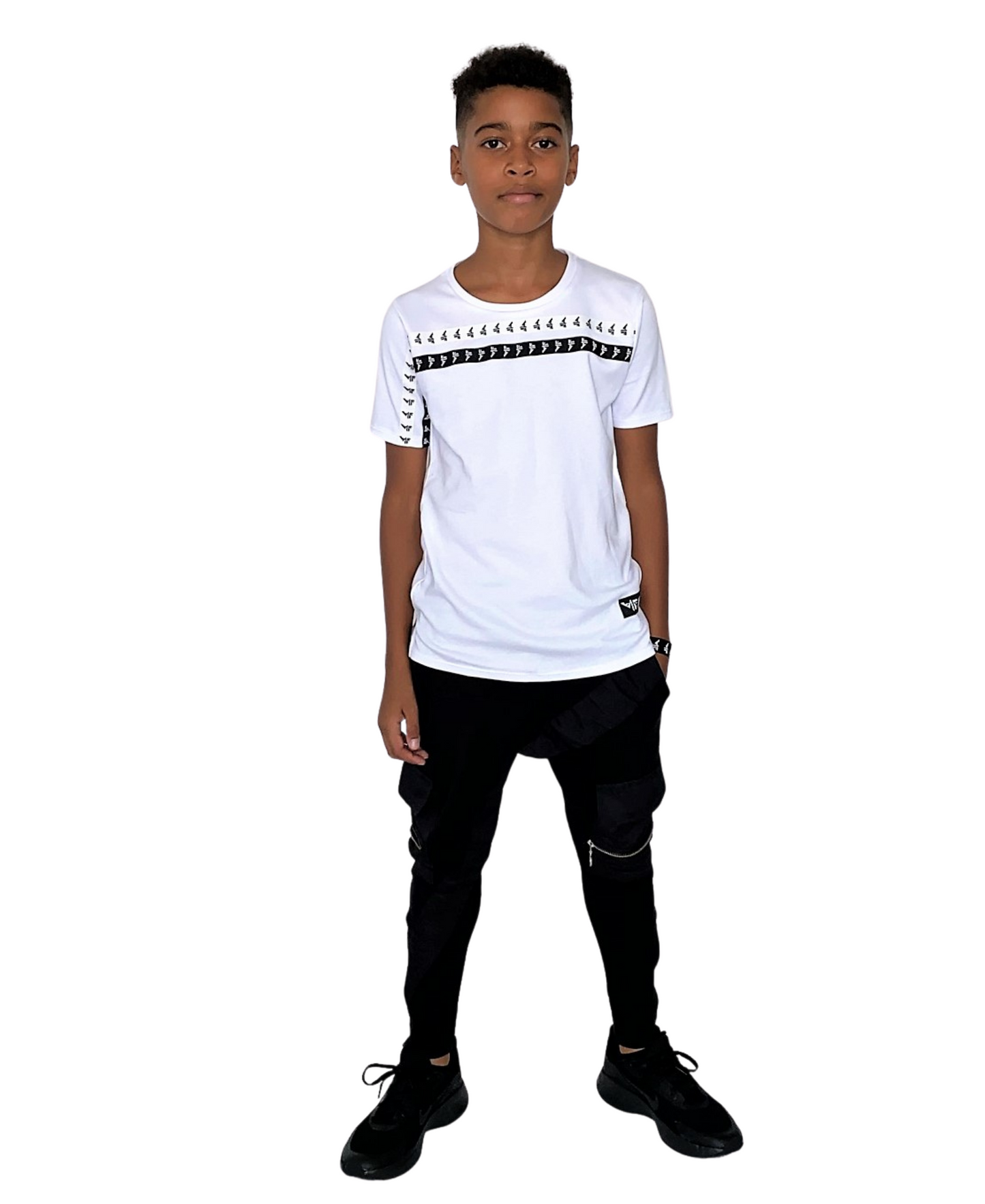 Compleu unisex cu pantaloni negri si tricou alb cu detalii