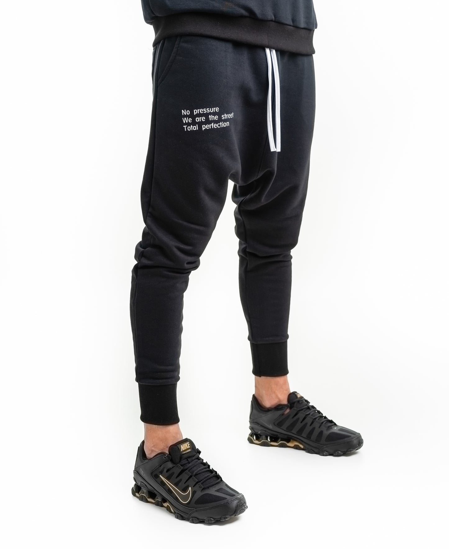 Pantaloni negri cu text imprimat