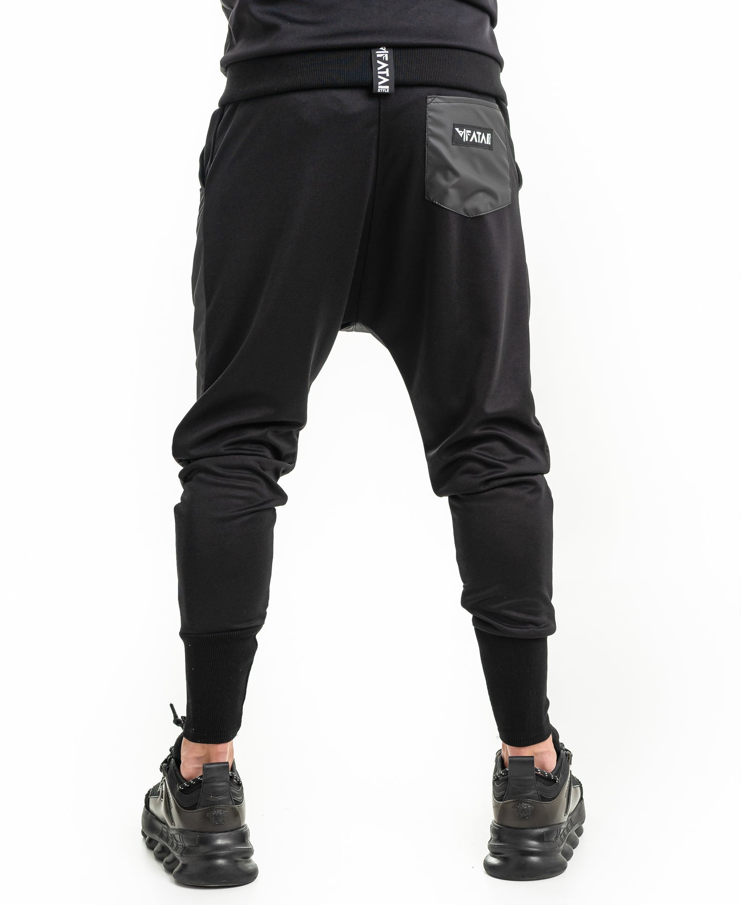 Pantaloni negri cu detalii imitatie piele