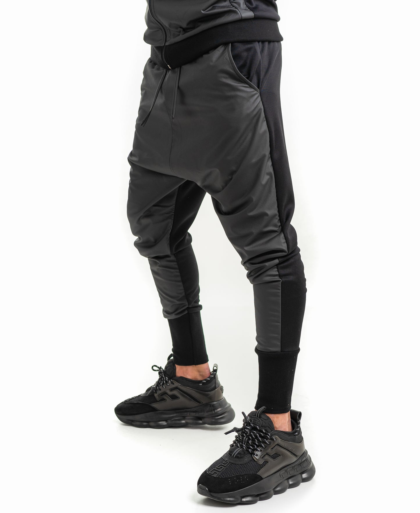 Pantaloni negri cu detalii imitatie piele