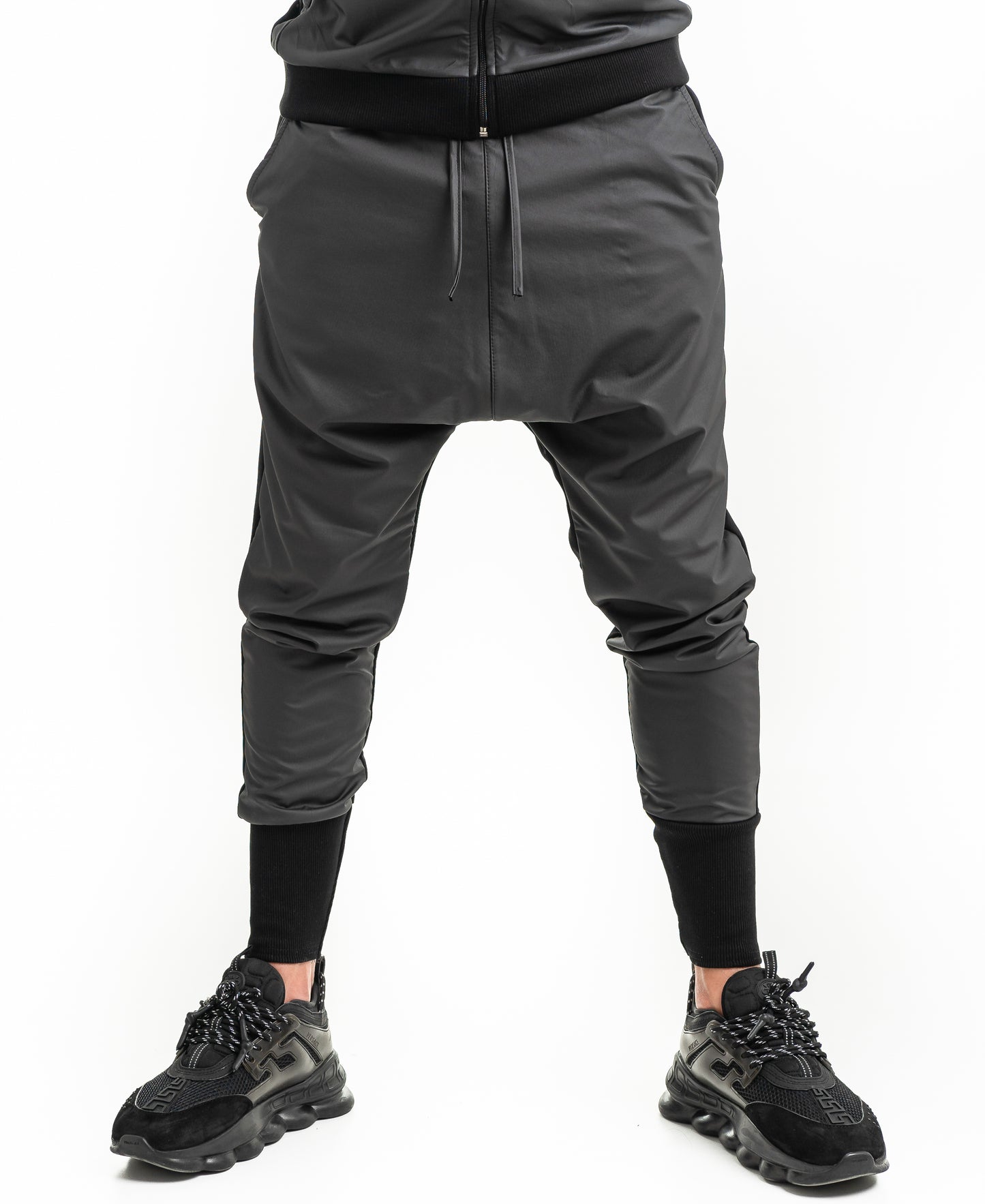 Pantaloni negri cu detalii imitatie piele