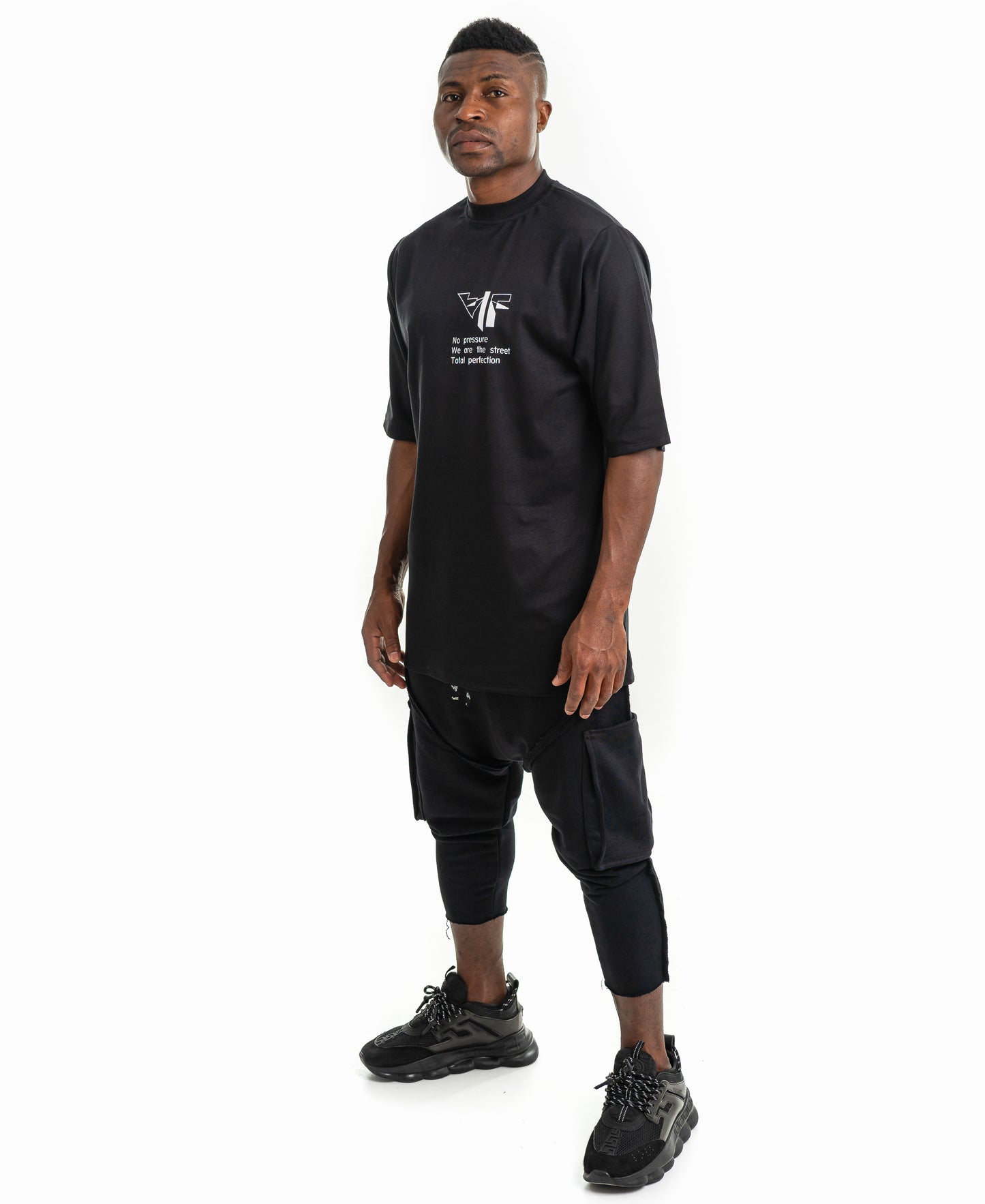 Tricou negru cu text si logo imprimat