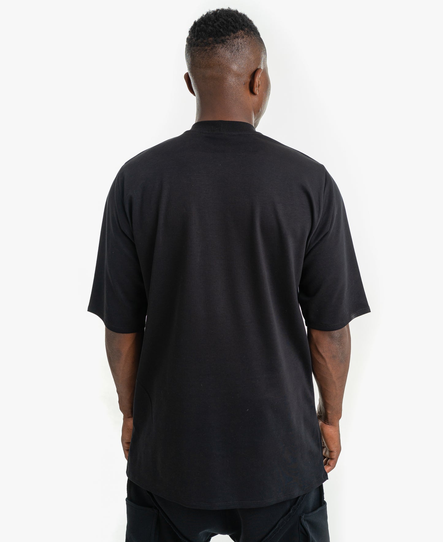 Tricou negru cu text si logo imprimat