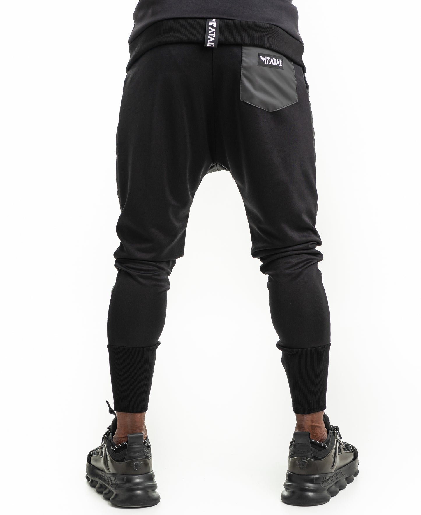 Pantaloni negri cu detalii imitatie piele