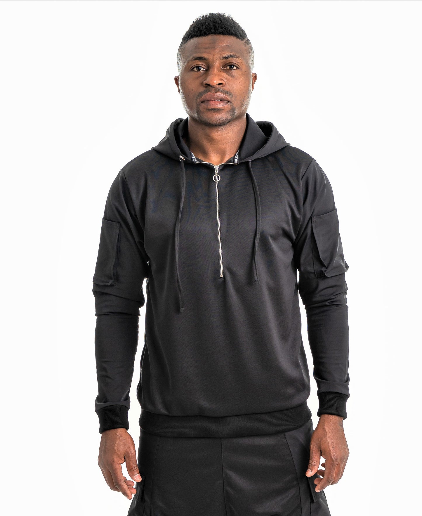 Hanorac negru cu detalii aplicate pe maini