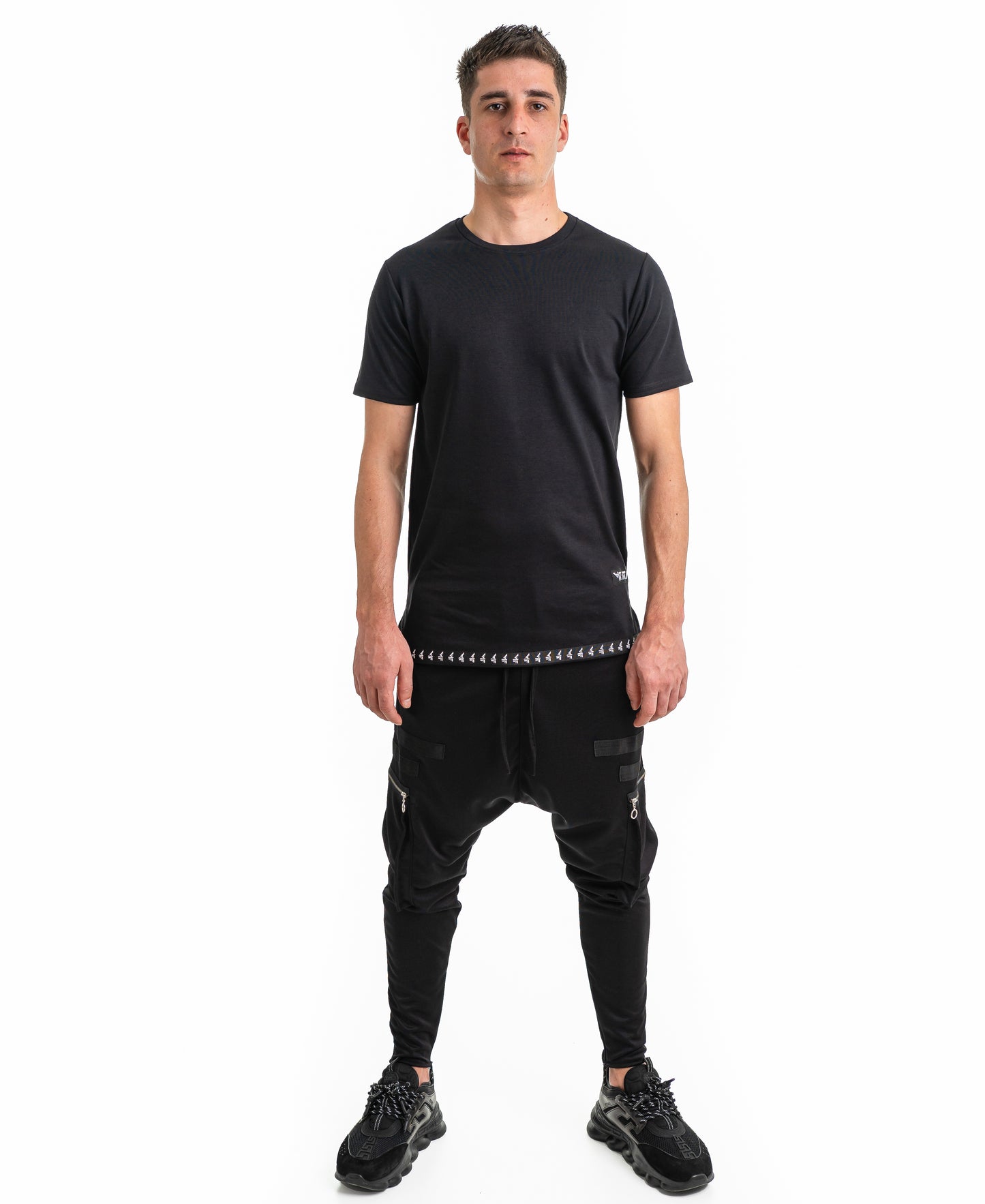 Pantaloni negri cu buzunare si accesorii pe picior