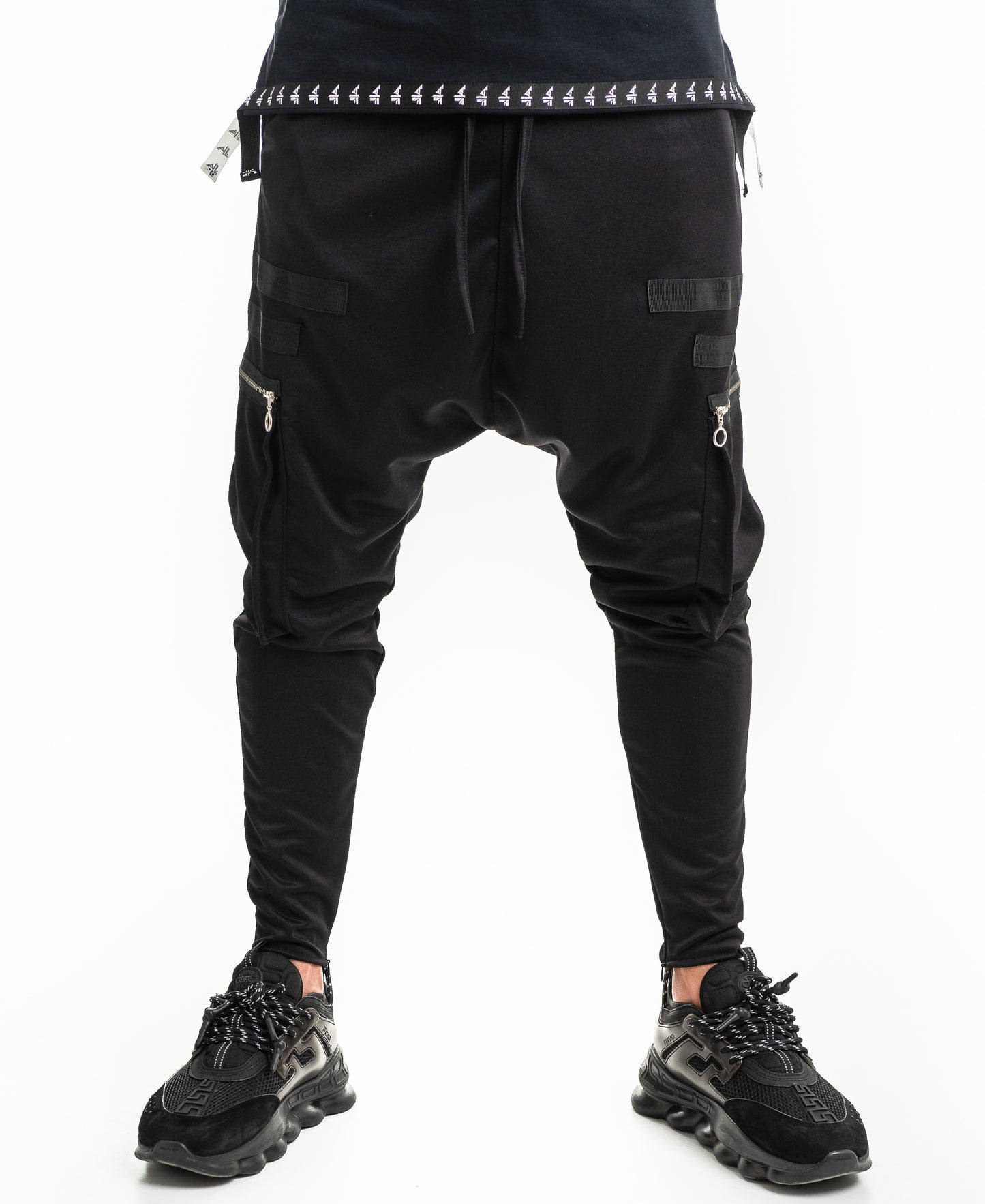 Pantaloni negri cu buzunare si accesorii pe picior