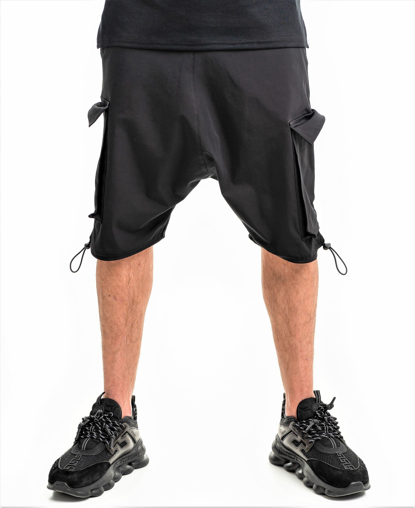 Pantaloni scurti negri cu buzunare aplicate pe picior