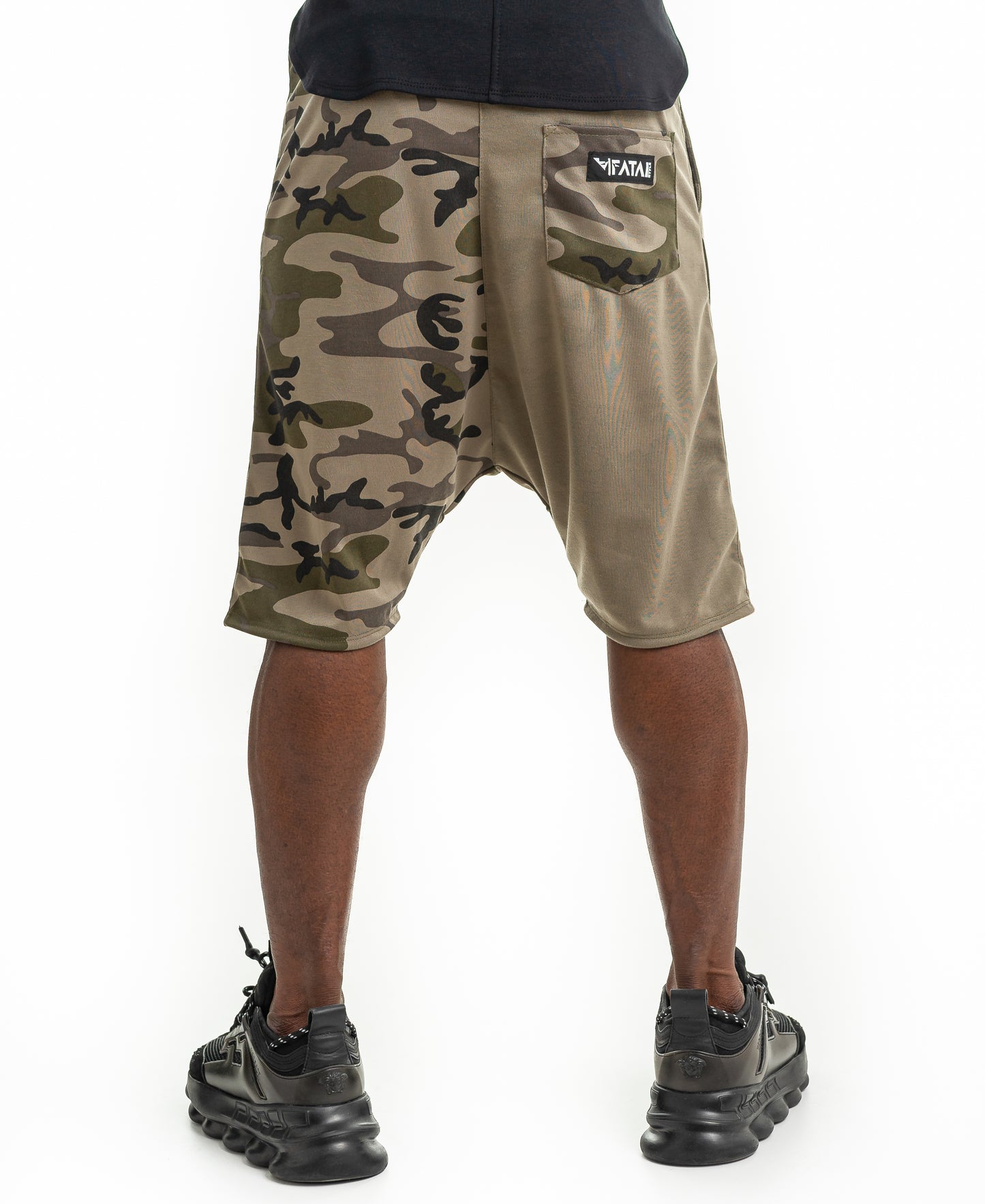 Pantaloni scurti verde si camo