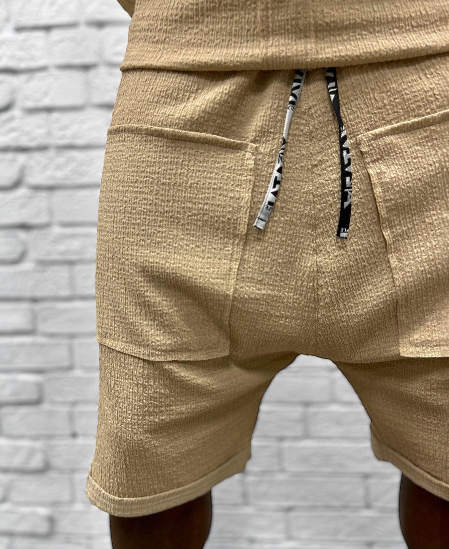 Compleu crem cu pantaloni scurti din marerial vaporos