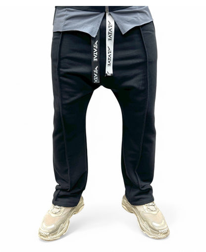 Pantaloni negri cu o cusatura pe mijloc